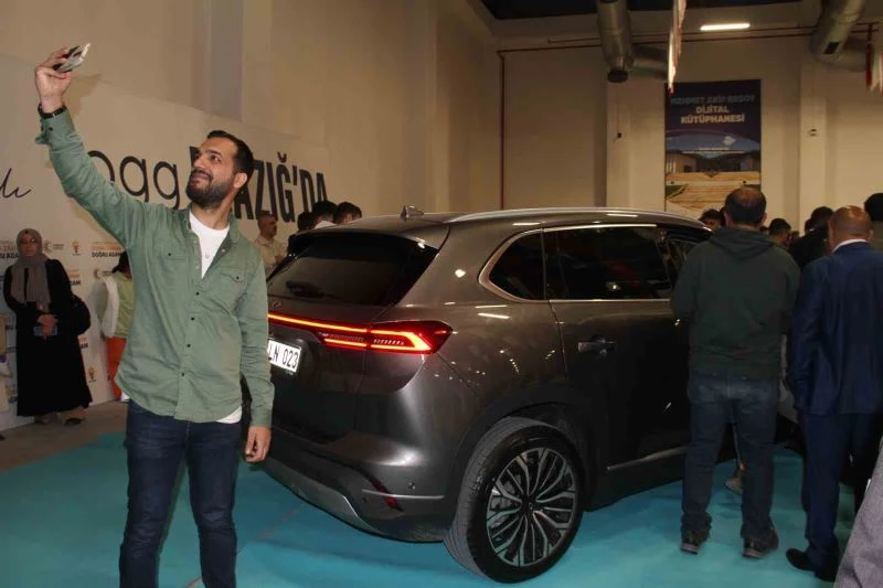 Elazığ’da Türkiye’nin milli otomobili Togg’a vatandaşlardan büyük ilgi
