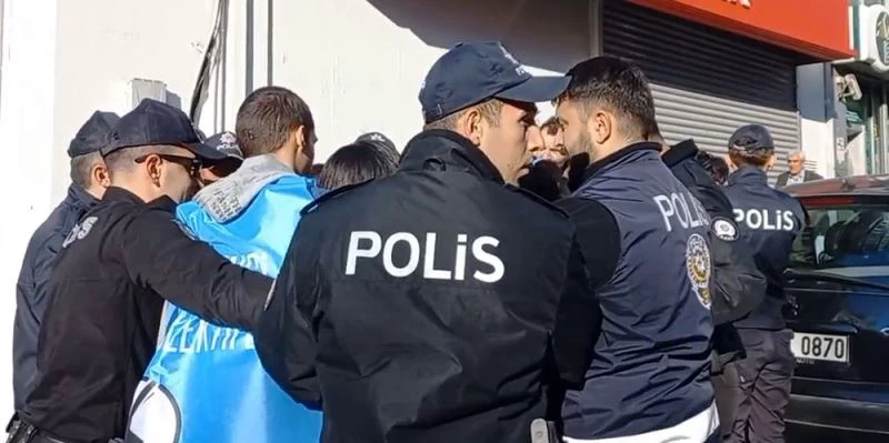 İzinsiz olarak Taksim’e yürümek isteyen gruplara polis müdahalesi
