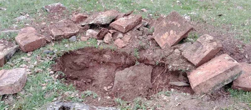 Tunceli’de tarihi mezarlıkta kaçak kazı
