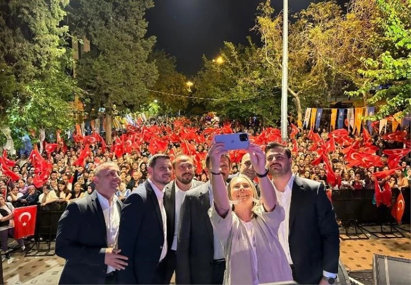 İzmir’de AK Parti’den miting havasında konser
