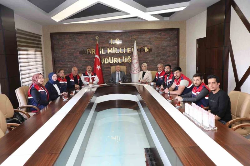 Milli Eğitim Bakanı Mahmut Özer Ağrı MEB AKUB ekibini plaketle ödüllendirdi
