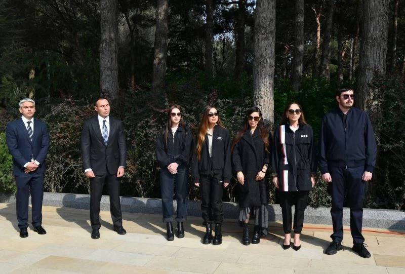 Azerbaycan Cumhurbaşkanı İlham Aliyev, merhum Cumhurbaşkanı Haydar Aliyev’i mezarı başında andı
