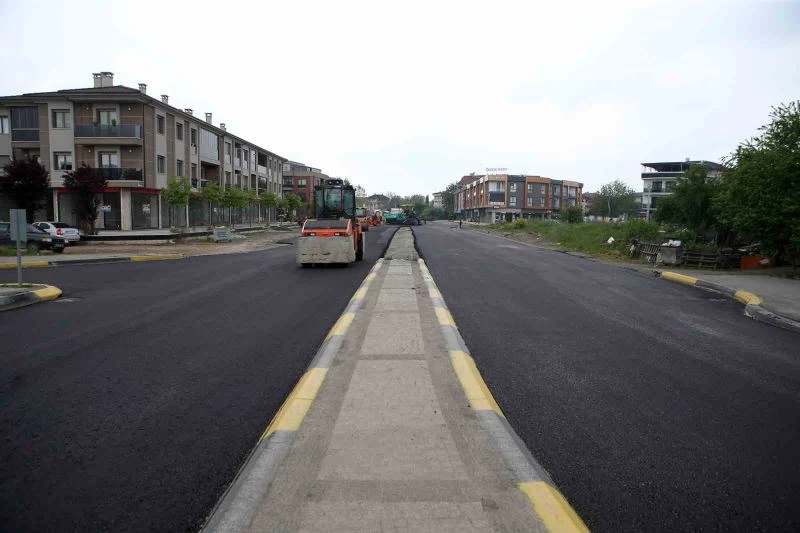Bin 200 ton sıcak asfalt dökülen caddenin 300 metrelik kısım kullanımına açıldı
