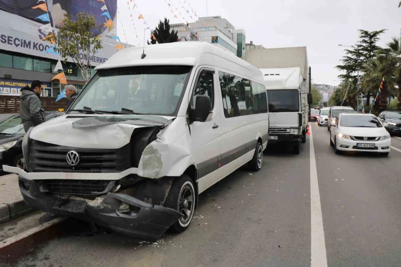 Freni boşalan kamyon ışıkta bekleyen 5 araca çarptı: 1 yaralı
