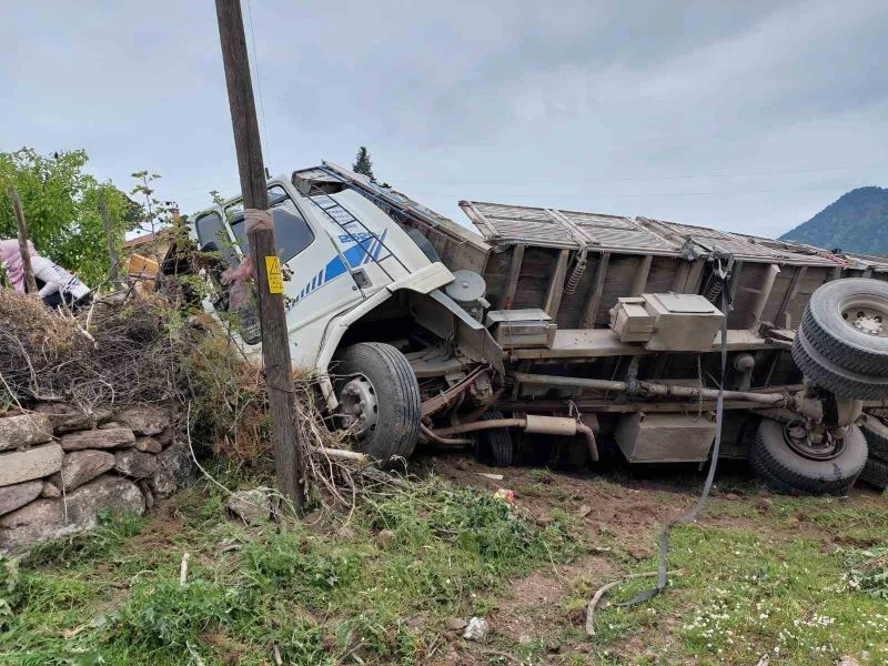 Balıkesir’de kereste yüklü kamyon devrildi: 4 yaralı
