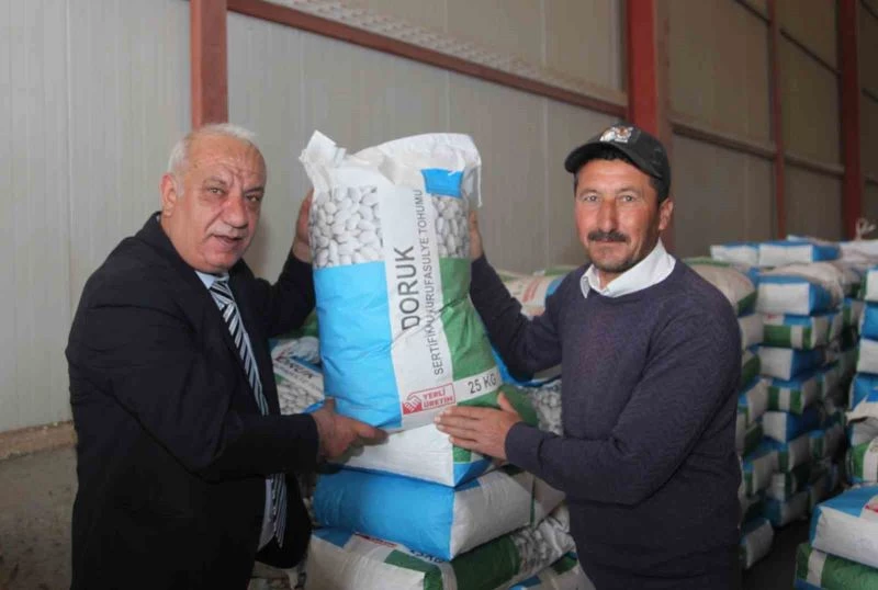 Ahlat’ta 87 çiftçiye 34 ton sertifikalı kuru fasulye tohumu dağıtıldı
