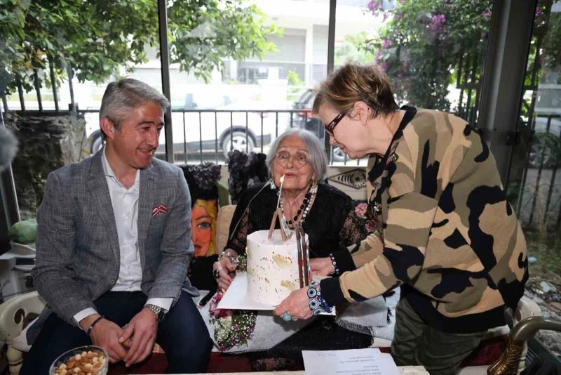 Marmaris’te 84’üncü yaşına giren ressama doğum günü sürprizi
