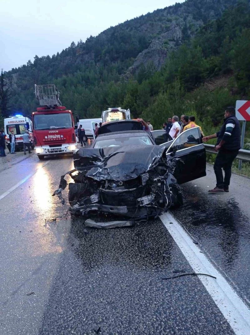 Isparta-Antalya karayolunda zincirleme kaza: 1 ölü, 4 yaralı
