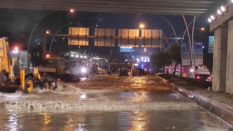 Ankara’da sağanak yağış su baskınlarına neden oldu
