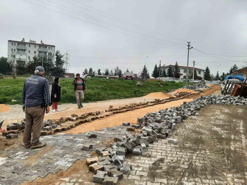 Devam eden yol tamir çalışmalarını yerinde inceledi
