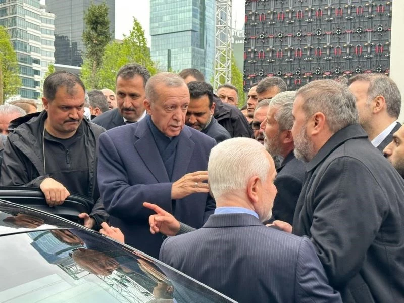 Azerbaycanlı demir ustasından Cumhurbaşkanı Erdoğan’a “Zafer Kılıcı” hediyesi
