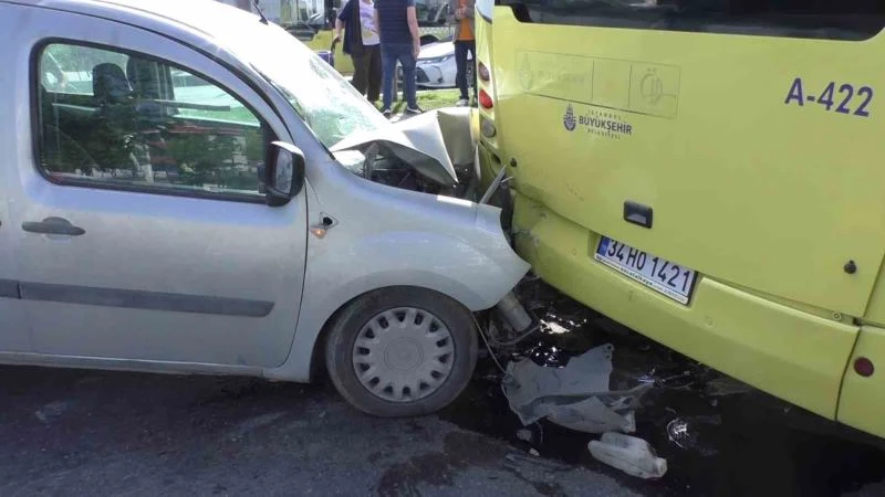 Sultangazi’de bir araç, durakta yolcu alan İETT otobüsüne çarptı: 1’i ağır 3 yaralı
