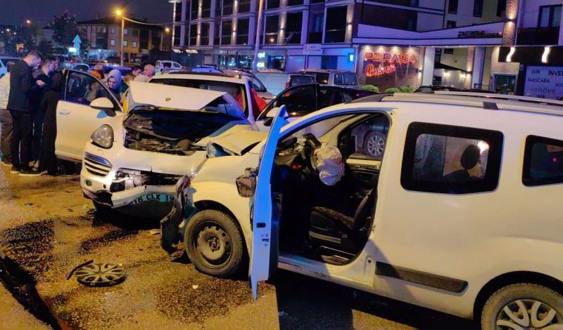 Bursa’da iki aracın kafa kafaya çarpıştığı feci kaza kamerada: 2 yaralı
