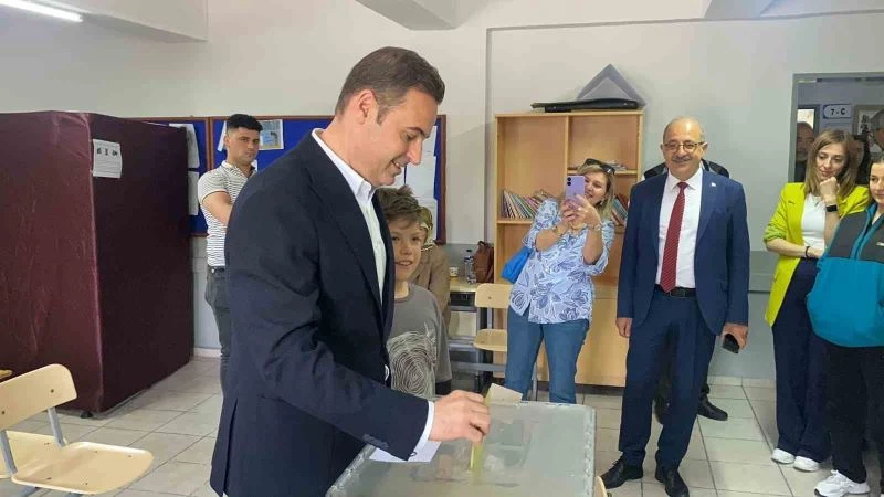 AK Parti ve CHP Genel Başkan Yardımcıları oylarını Balıkesir’de kullandı
