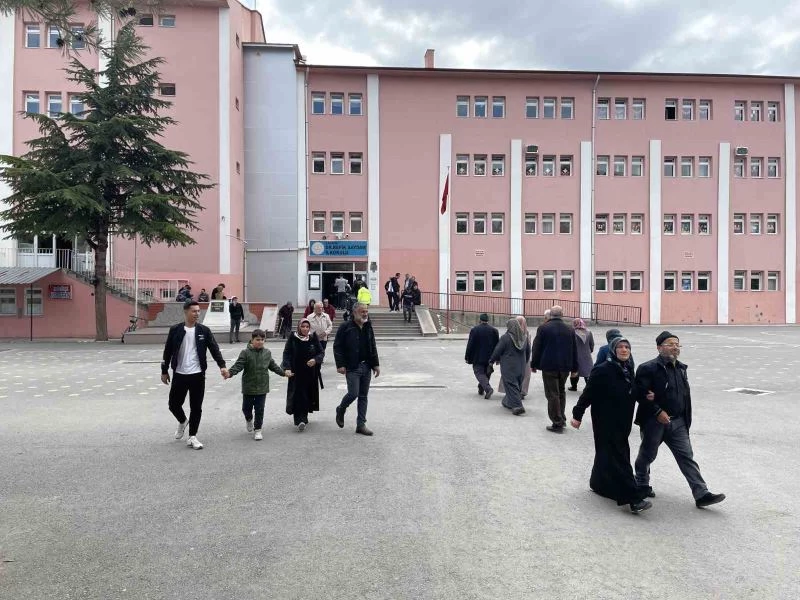 Çankırı’da vatandaşlar oy kullanmak için okulların yolunu tuttu

