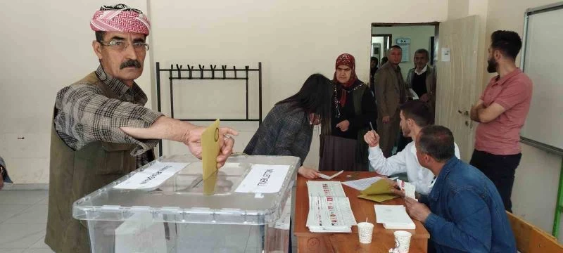 Hakkari’de oy kullanma işlemi başladı
