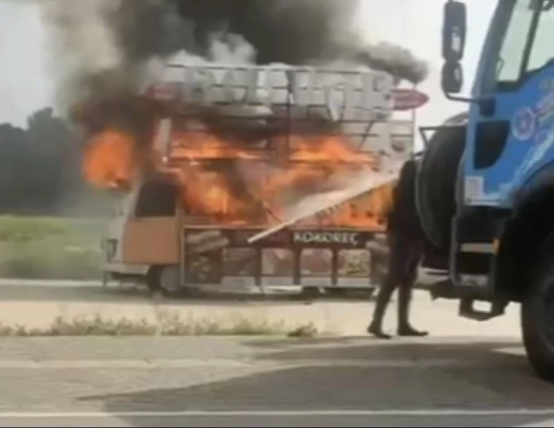 Bursa’da kokoreç aracının alev alev yandığı anlar kamerada

