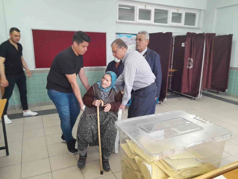 Konya’da 99 yaşındaki nine sandığa sandalyeyle getirildi
