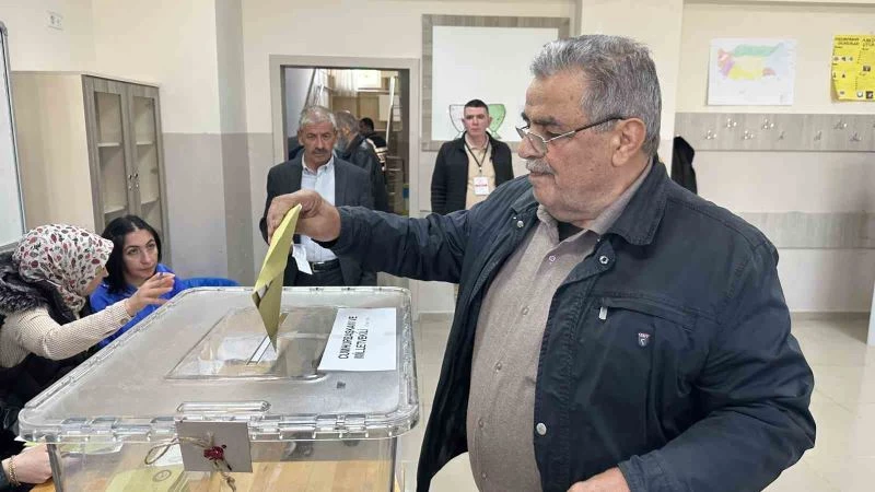 Elazığ’da oy kullanma işlemeleri başladı
