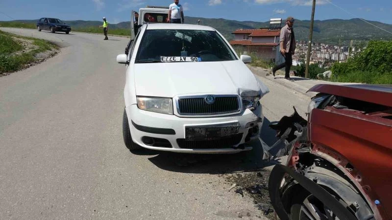 Tokat’ta otomobiller kafa kafaya çarpıştı: 2’si çocuk 5 yaralı
