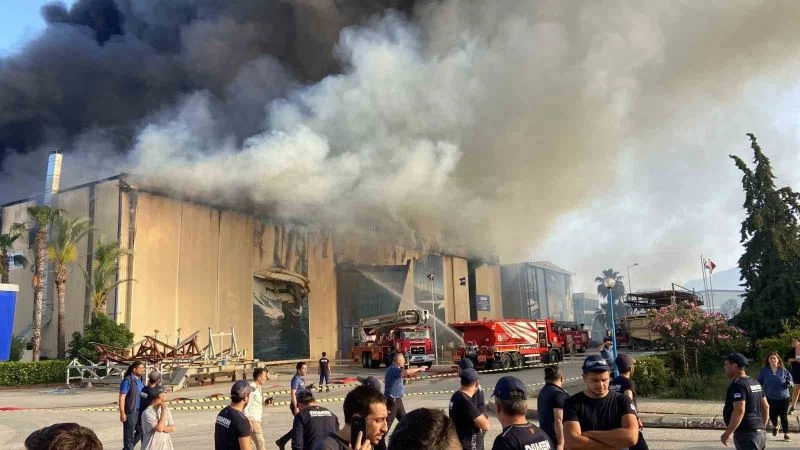 Antalya’da tekne üretim tersanesinde yangın
