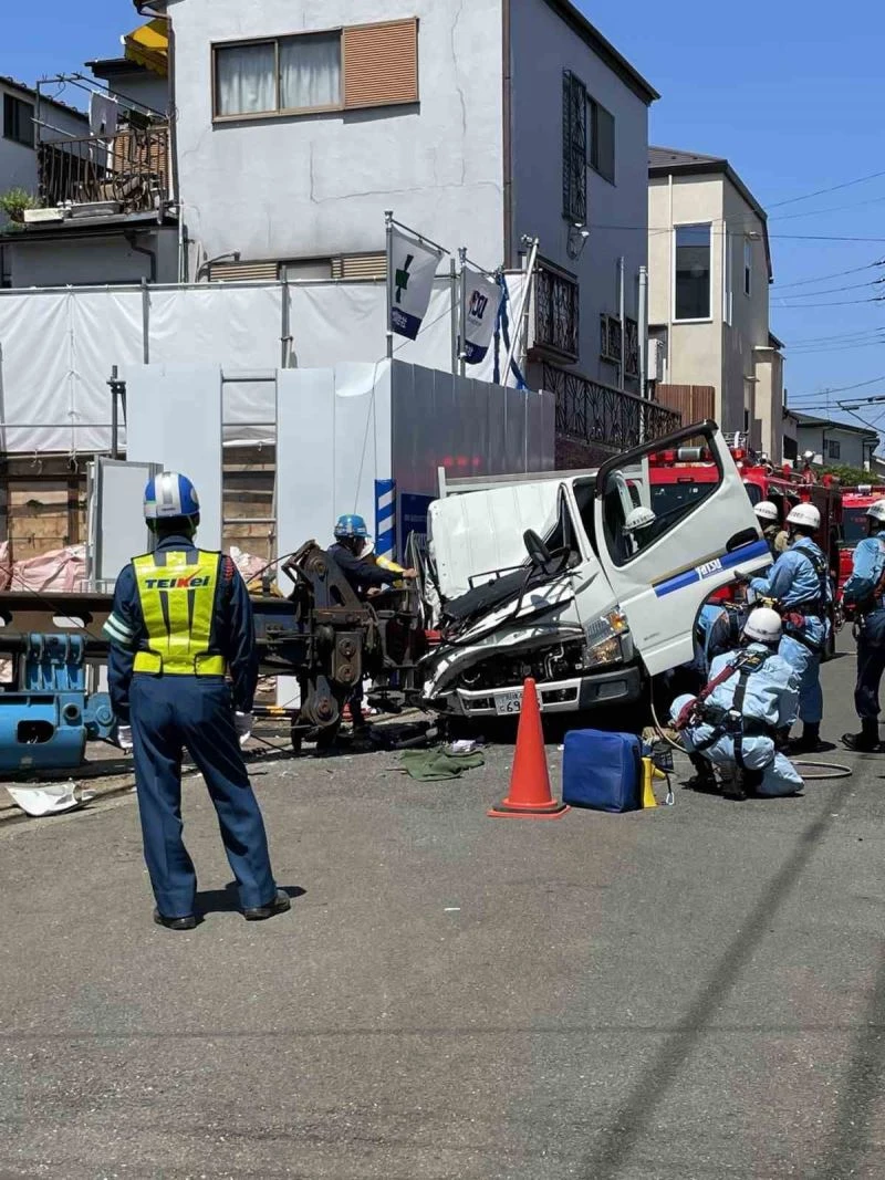Japonya’da vinç araçların üzerine devrildi: 1 ölü, 1 yaralı
