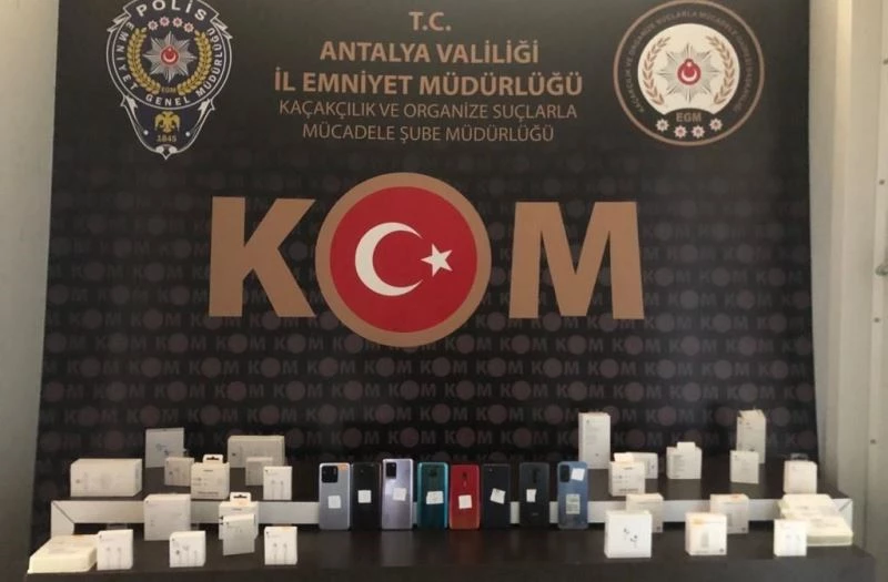 Antalya’da polisten kaçak elektronik eşya ve tütün operasyonu
