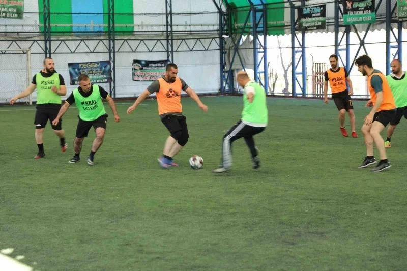 Ağrı Milli Eğitim Müdürü Kökrek, öğretmenler arası futbol turnuvasında sporculara tatlı ikram etti
