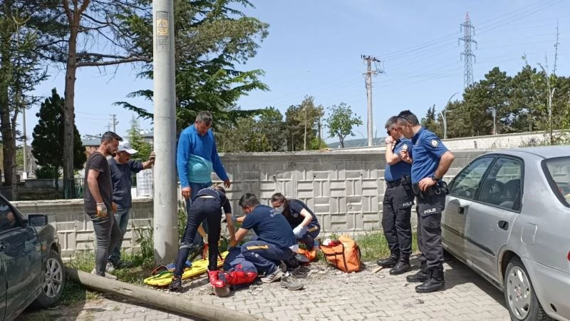 Tamirat için çıktığı direkle beraber yere düştü
