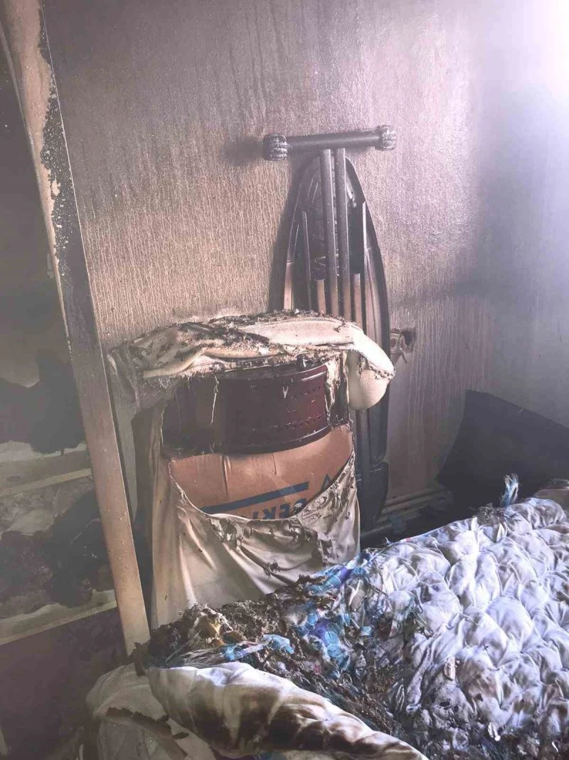 Van’da çıkan yangında bir ev kullanılamaz hale geldi
