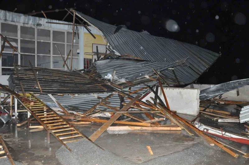 Yozgat’ta şiddetli rüzgar iş yerlerinin çatısını uçurdu
