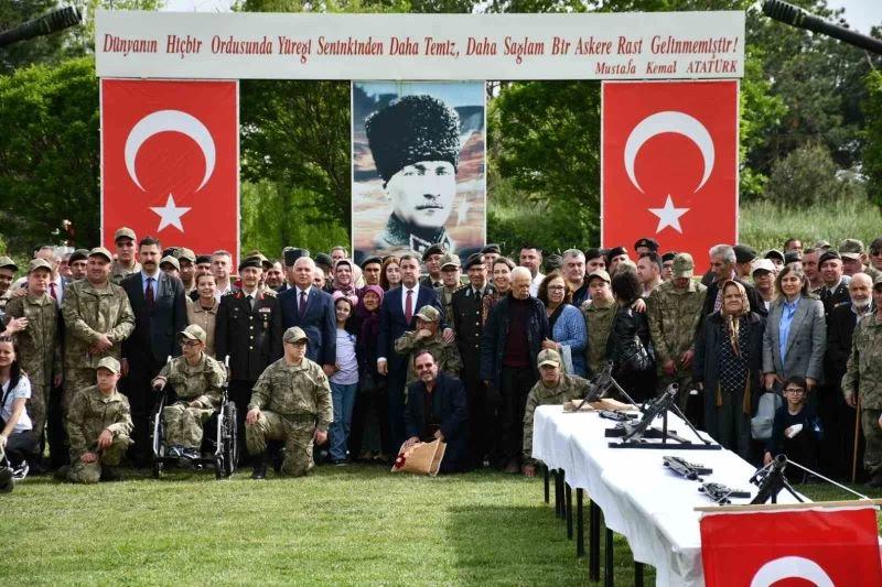 Engelli vatandaşlar bir günlüğüne asker oldu
