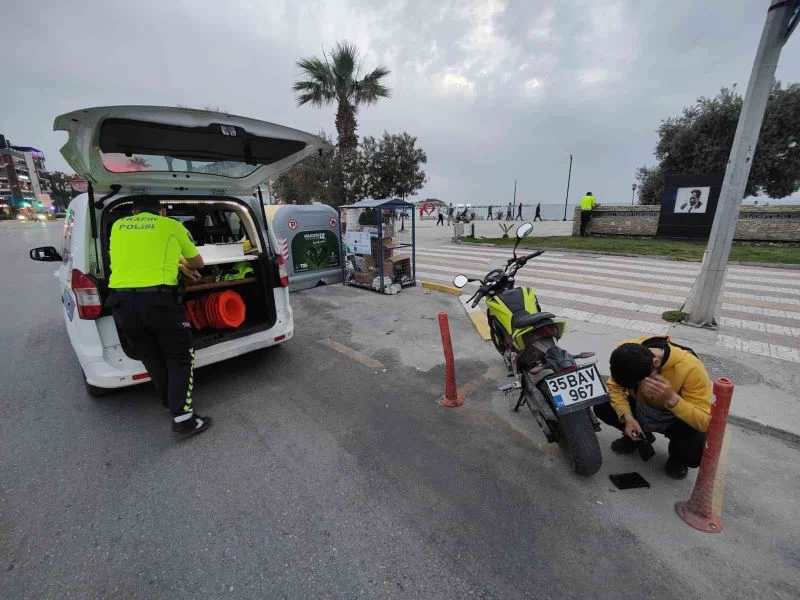 Şüphe üzerine durdurulan motosikletin plakası sahte çıktı, sahibine 20 bin lira ceza kesildi
