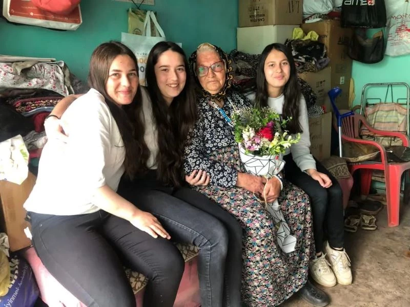 Karacasu’da öğrenciler yaşlıları yalnız bırakmıyor
