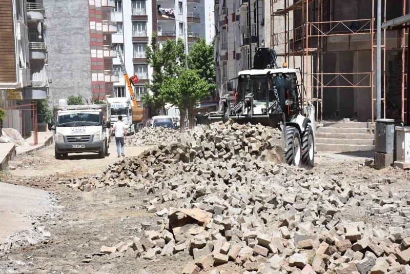 Siirt Belediyesi kilit parke ve yol bakım çalışmalarını sürdürüyor
