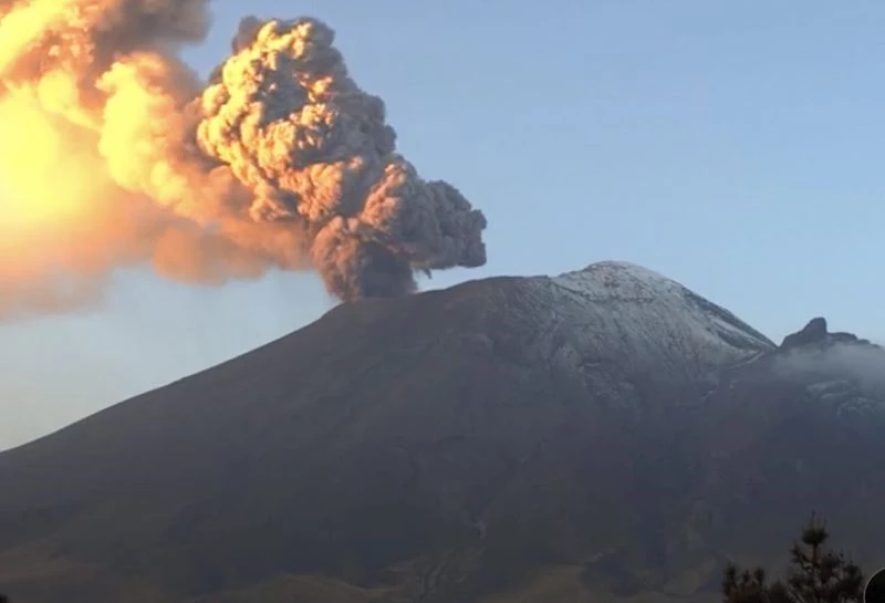 Meksika’daki Popocatepetl Yanardağı’ndaki patlamalar okulları tatil etti
