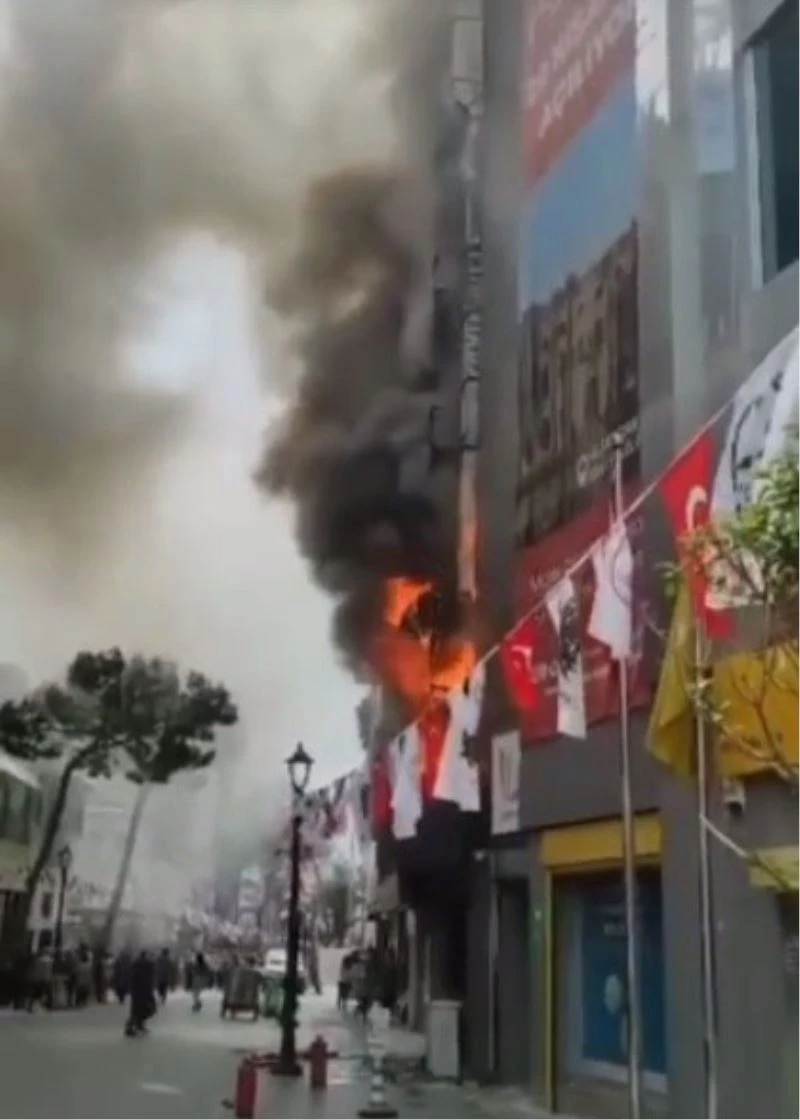 İzmir’de bir lokanta alev alev yandı

