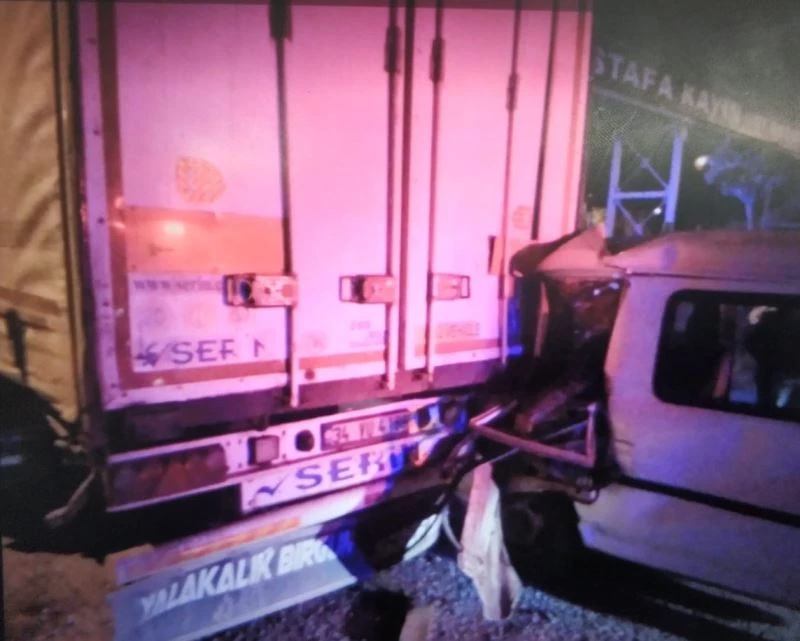 Keşan’da panelvan araç park halindeki tıra çarptı: 1 yaralı
