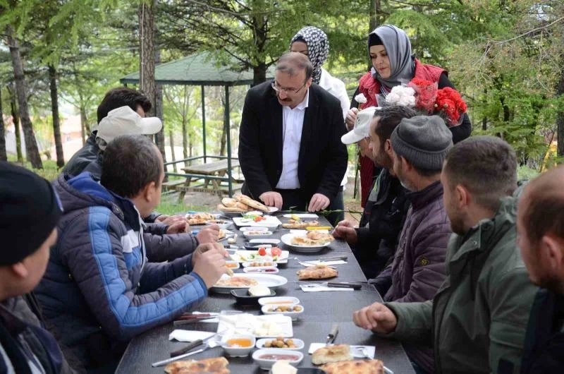 Başkan Doğan, belediye işçileriyle kahvaltıda bir araya geldi
