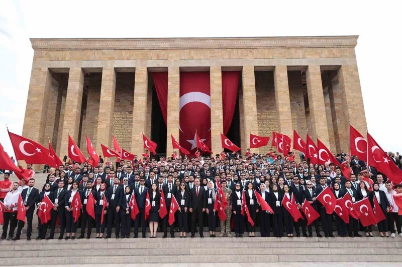 Bakan Kasapoğlu’ndan Anıtkabir’e 19 Mayıs ziyareti
