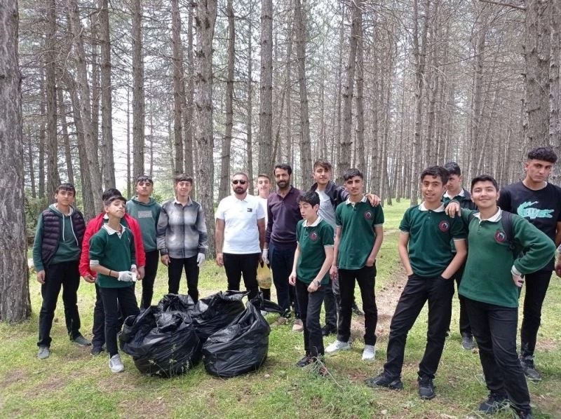 Genç’te öğrenciler çevre temizliği yaptı
