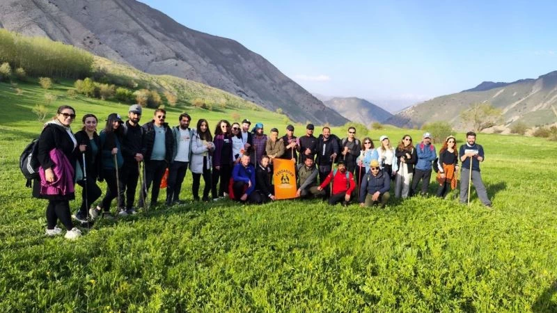 Dağcılar Hakkari’nin tarihi köyünü gezdi
