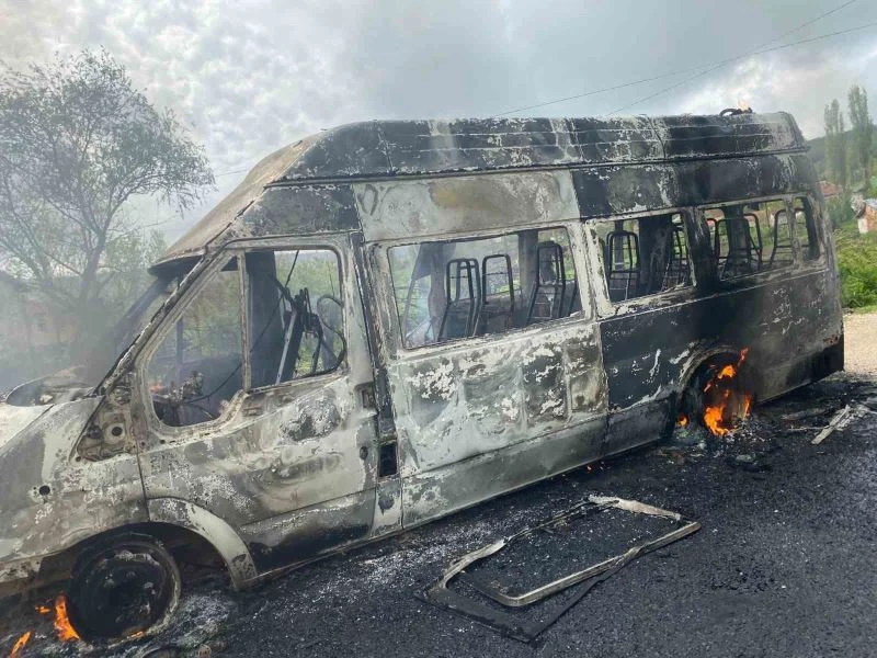 Amasya’da yanan minibüsteki çocuklar büyük tehlike atlattı
