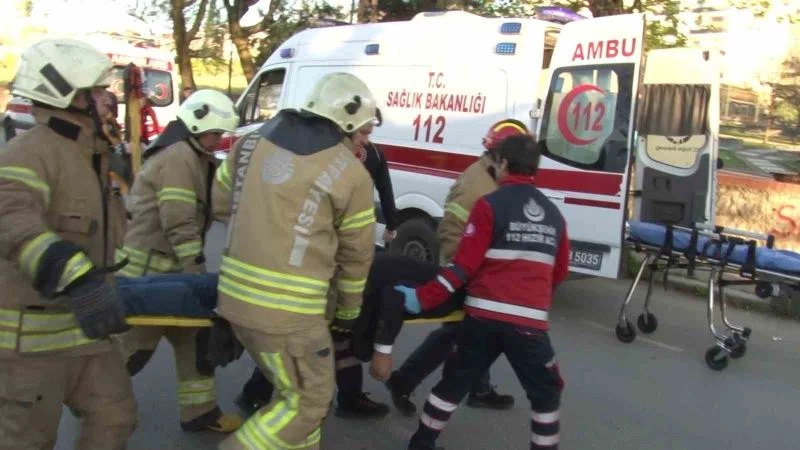 Sancaktepe’de servis minibüsü ile otomobil çarpıştı: 2 ölü
