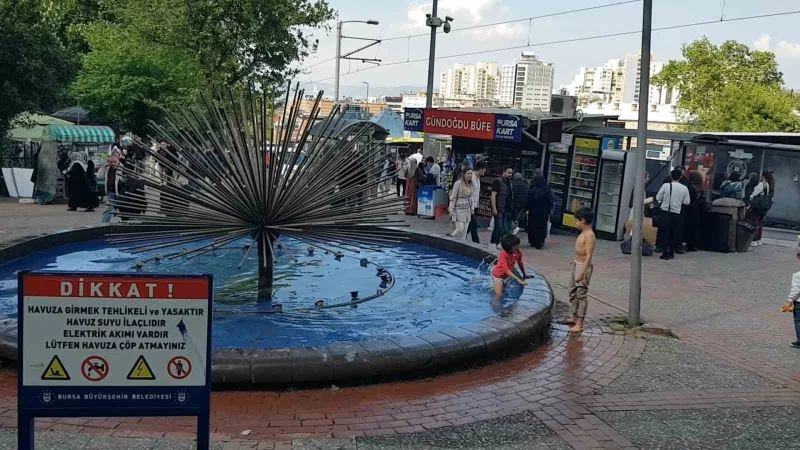 Bursa’da çocukların süs havuzunda tehlikeli eğlencesi
