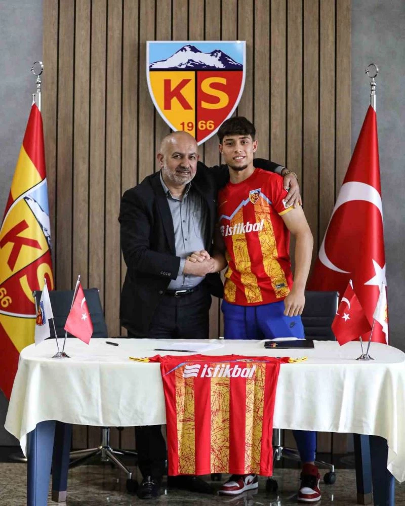 Talha Sarıslan 2 yıllık yeni sözleşmeye imza attı
