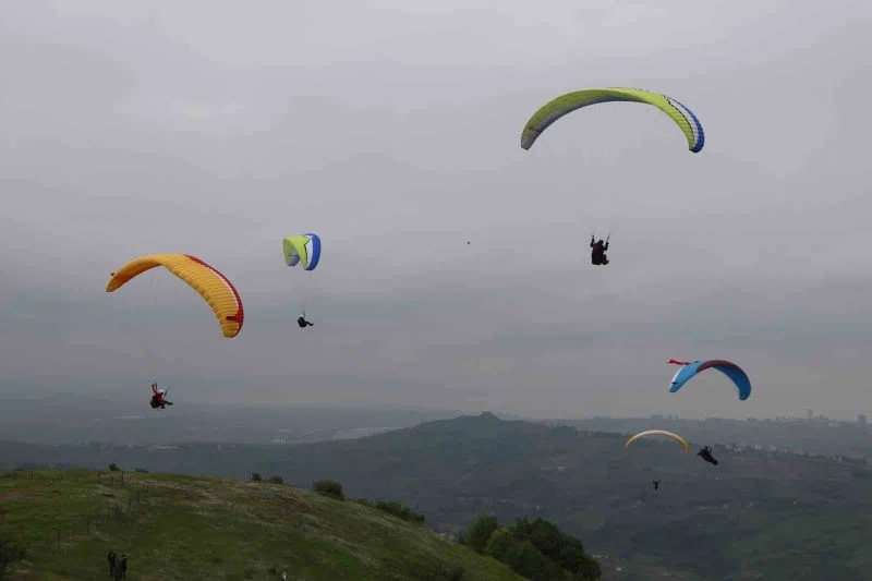 Yamaç paraşütçüleri 19 Mayıs’a özel Türk bayraklarıyla uçtu
