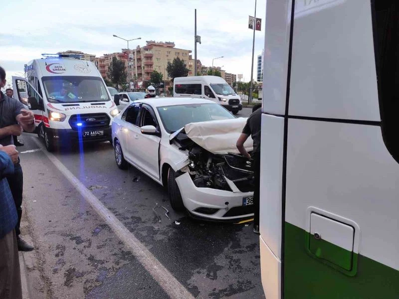 Batman’da otomobil belediye otobüsüne arkadan çarptı: 1 yaralı
