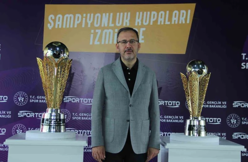 Bakan Kasapoğlu, Spor Toto Süper Lig ve 1. Lig kupalarının tanıtımına katıldı
