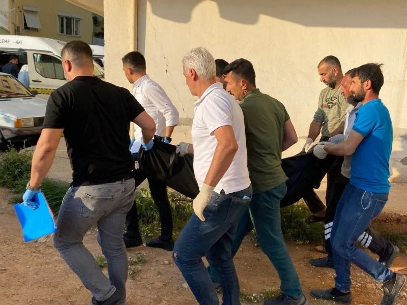 Antalya’da 4 çocuk annesi eşini sırtından 8 kez bıçaklayan cani koca tutuklandı
